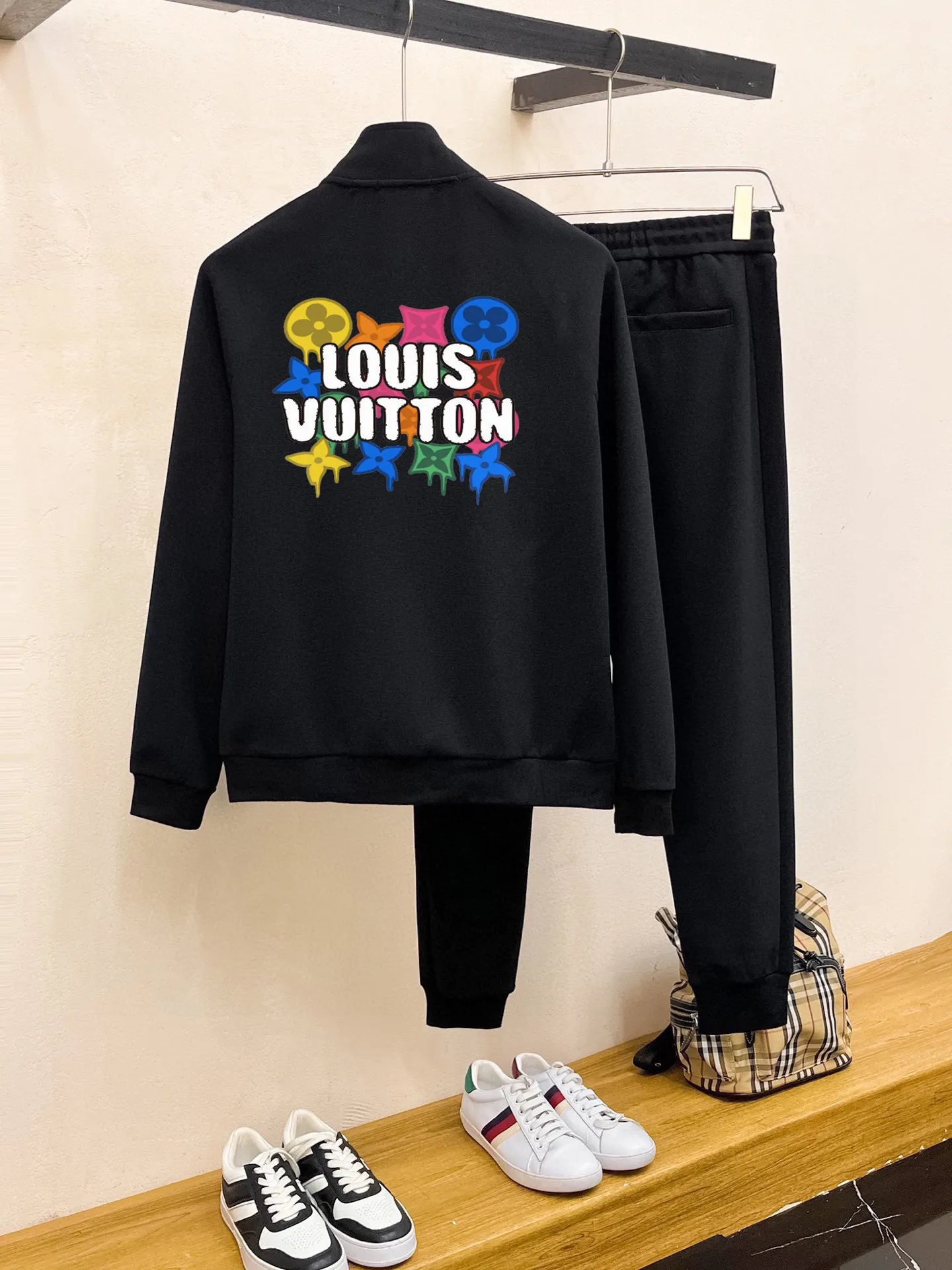 🅿️420 [LV Louis Vuitton] (Fat Man Gospel) hot-selling suit is coming. Focus on the original version of the official website. 2025 new hot-selling cardigan sweater suit. The original order is the best. 🇭🇰The meticulous work of top designers is dedicated to a fitting and perfect upper body effect. All-natural high-quality Roman cotton 100%, close-fitting comfort, noble and elegant! Original hardware embodies elegance and nobility! Counter size: M-5XL (maximum wear up to 220 pounds)